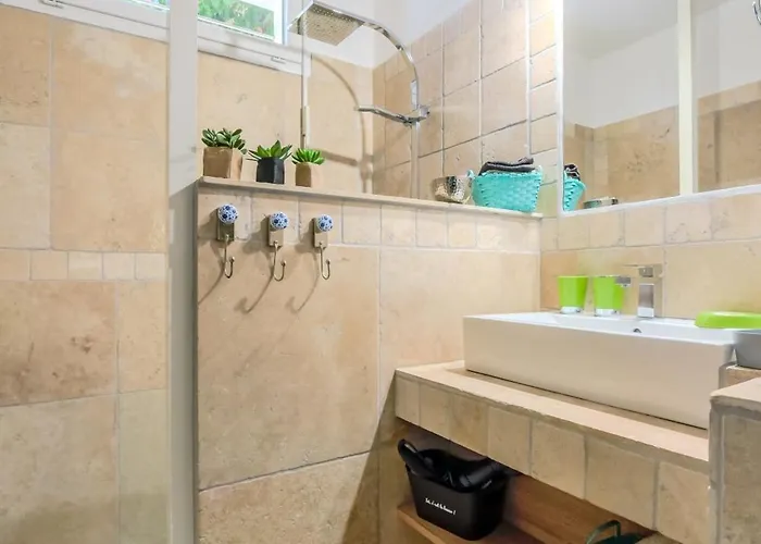 Les De Nathalie: Corneille Et Rivals 別荘